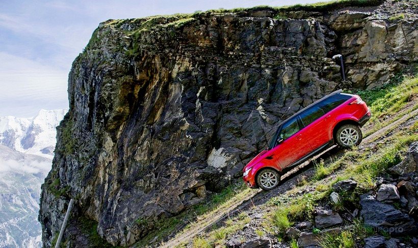 Автомобиль на склоне горы