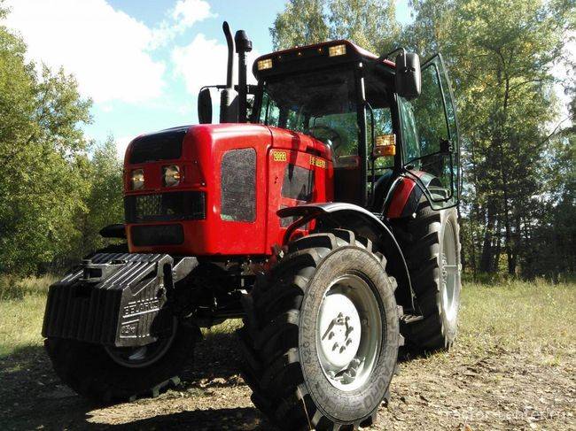 Трактор МТЗ 2022 - вид спереди