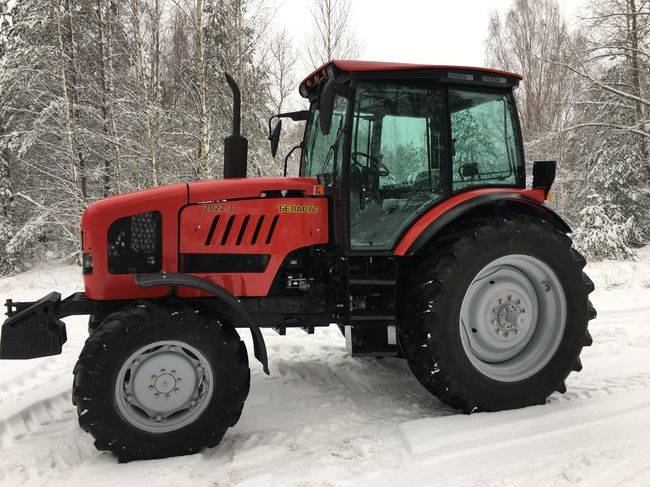Трактор МТЗ 2022 - фото зимой