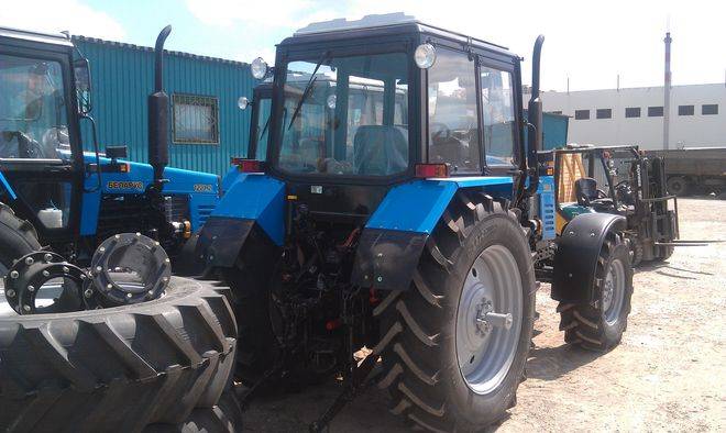 Трактор МТЗ 1221