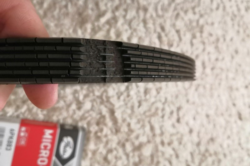 Повреждения на ремне, ставшие причиной цокота при работе двигателя