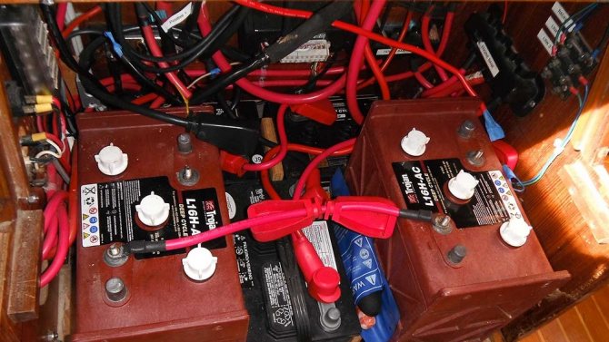 Две аккумуляторных батареи заряжаются