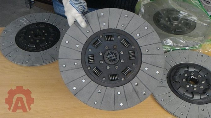 Какой стороной ставят диск сцепления на мтз